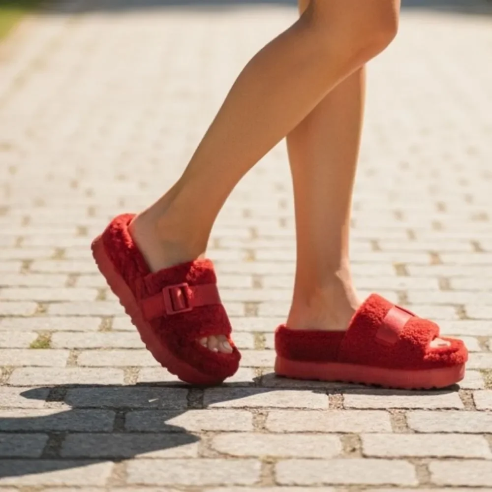 UGG Fluffita Slide sandals in the 'Ribbon Red' colorway. 10